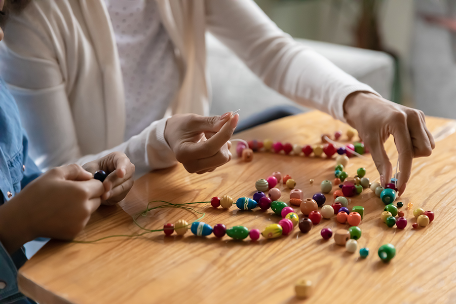 Für Kids: Perlenarmbänder selber machen