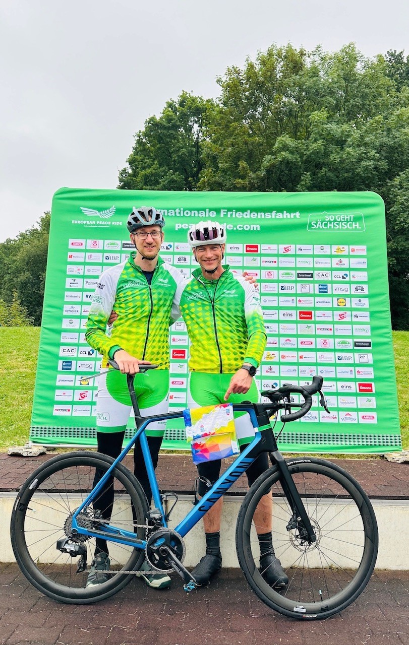 Du betrachtest gerade Zwei Räder, viele Kilometer – und eine Botschaft, die weit über die Strecke hinausreicht.Wir waren Sponsor beim European Peace Ride 2026!