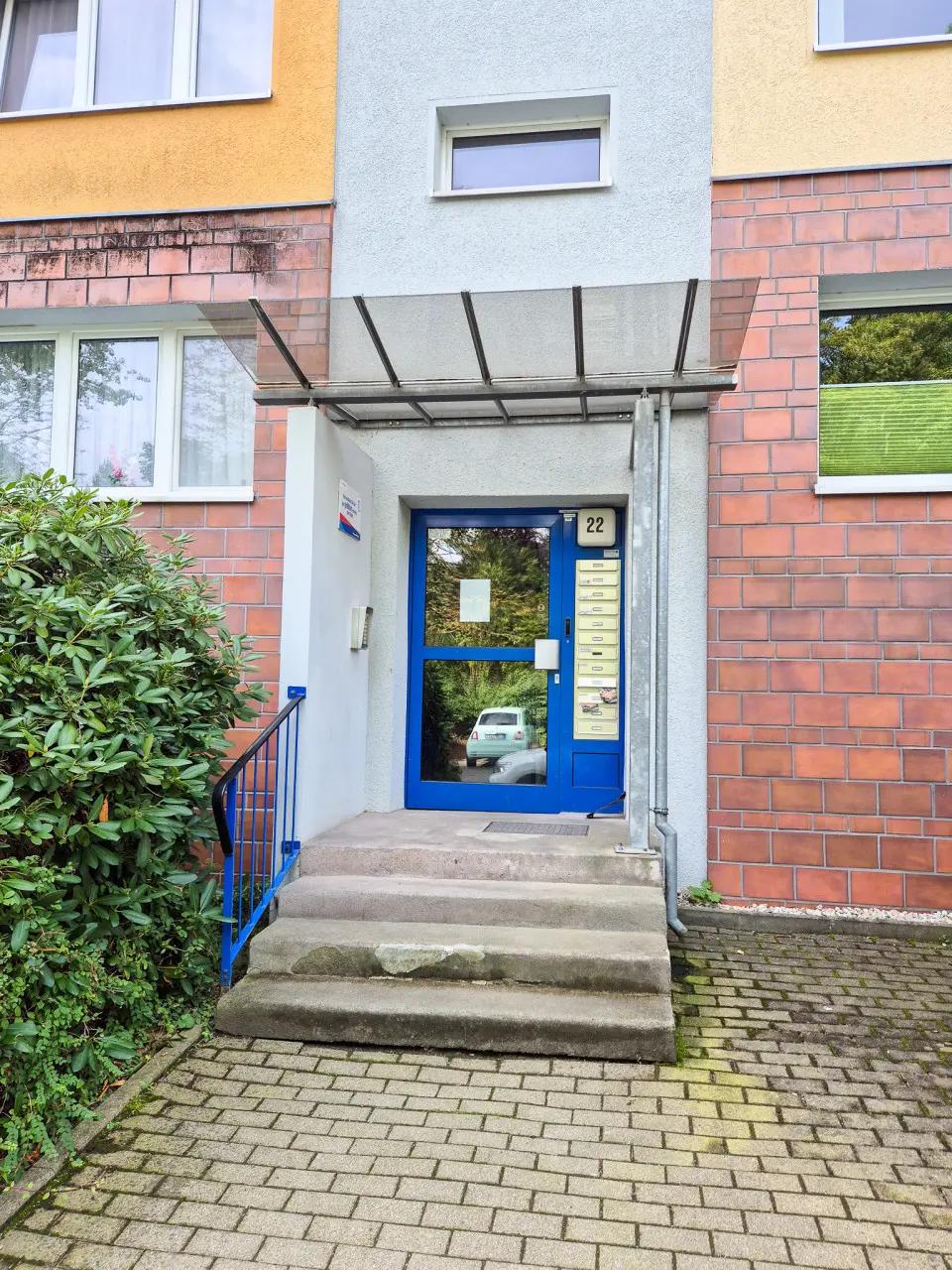 Building Entrance - 3-room apartment with remodeled kitchen/window and utility room