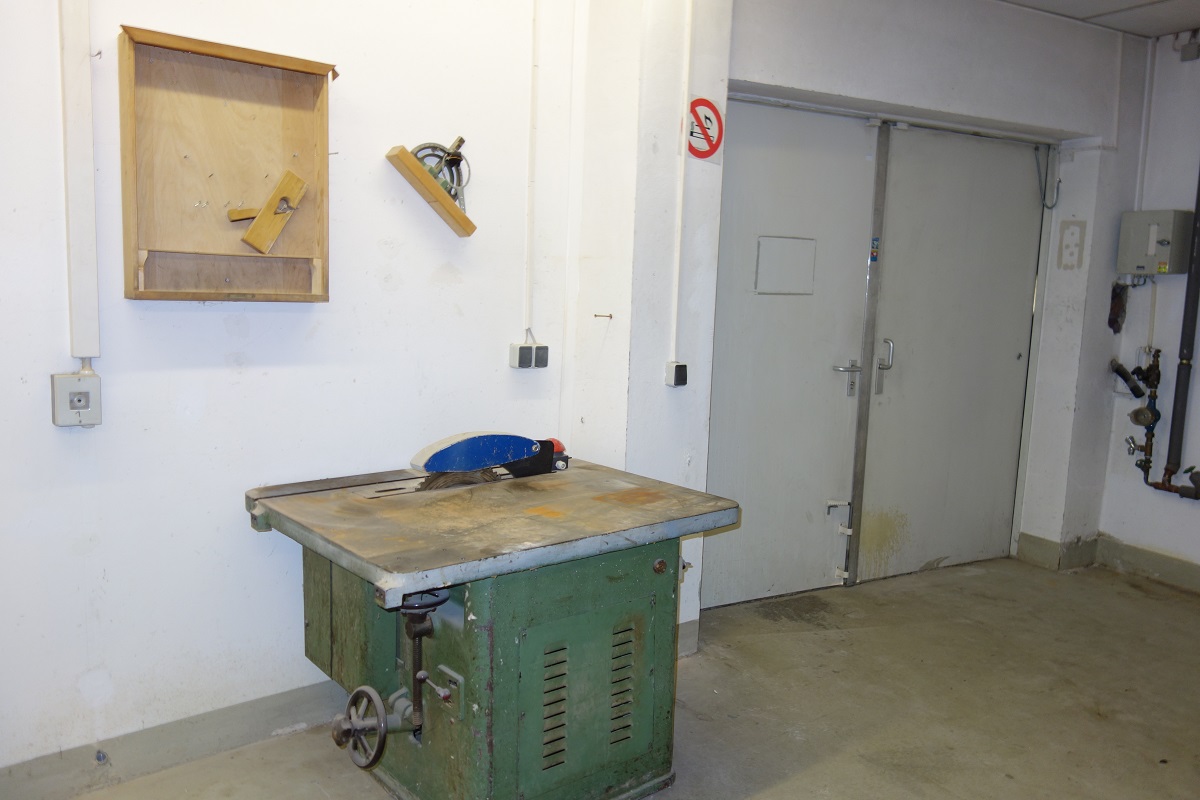 Garage with Workbench - Attention Tradespeople: 50 m² garage + 2 offices + laundry room with showers included