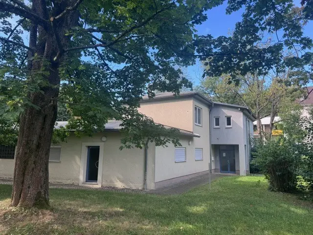 Außenzugang - Achtung Handwerker: 50m² Garage + 2 Büros + inkl. Waschraum mit Duschen
