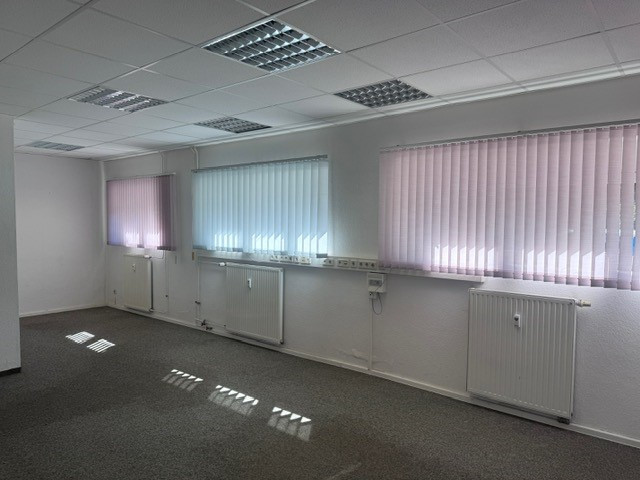 Large office space - Attention Contractors: 50 m² garage + 2 offices + includes a washroom with showers
