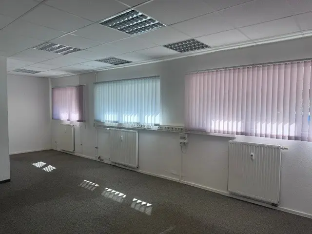 großes Bürozimmer - Achtung Handwerker: 50m² Garage + 2 Büros + inkl. Waschraum mit Duschen