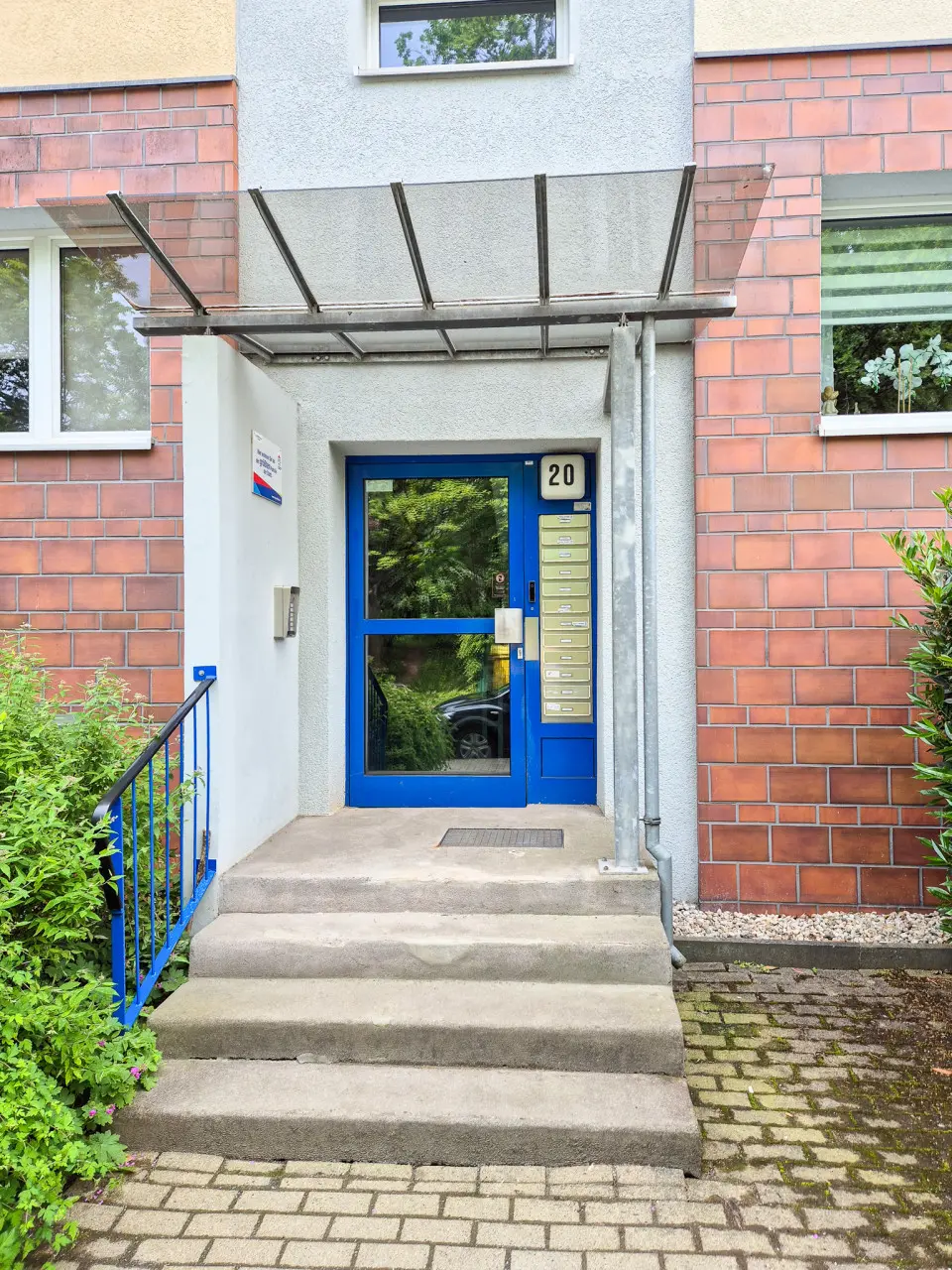 Hauseingang - 3-Raum-Wohnung im grünen Markersdorf