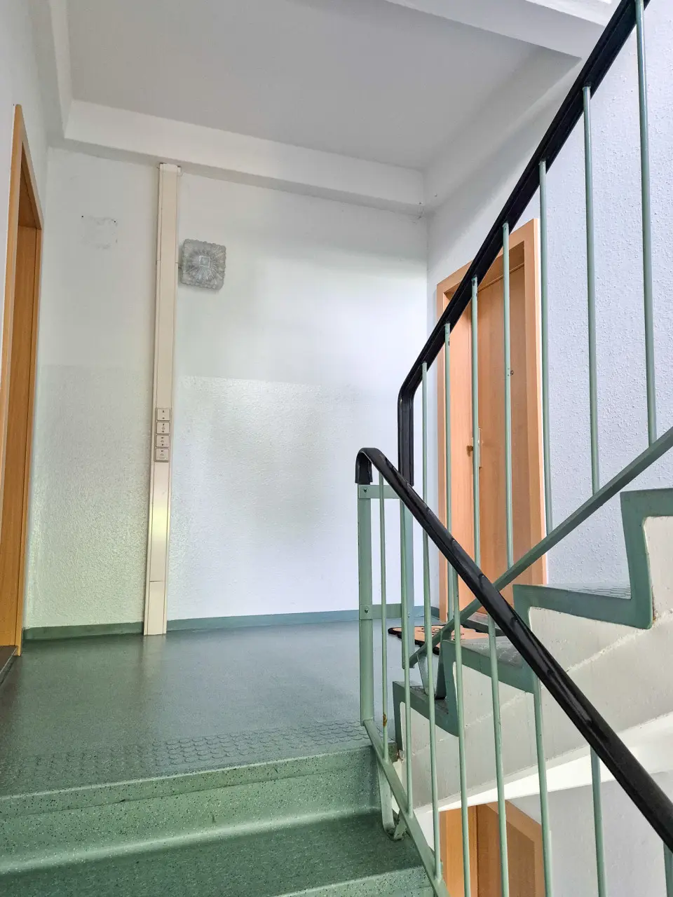 Treppenhaus - 3-Raum-Wohnung im grünen Markersdorf