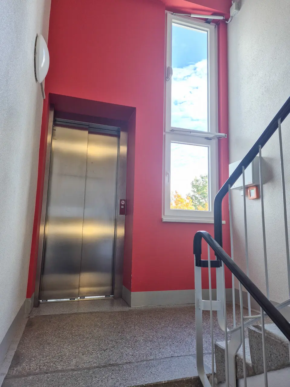 Elevator - 4-room apartment available!!