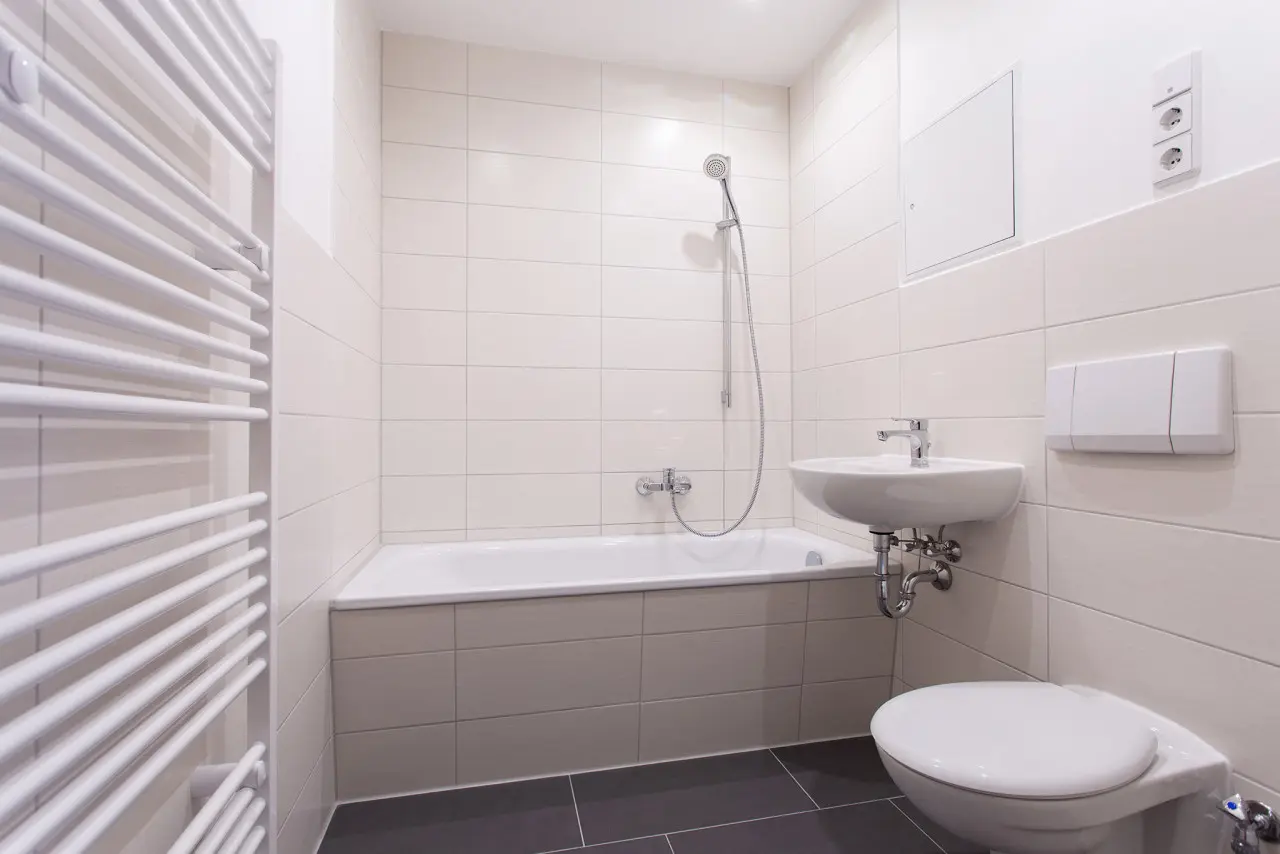 Vergleichsbild Bad mit Wanne - Frisch sanierte 2-RW in grüner und gemütlicher Lage zu vermieten!!