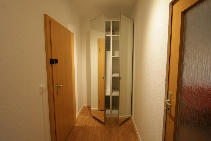 Kleiderschrank im Flur (Beispiel) - Welcome Students! Furnished apartment – move in quickly