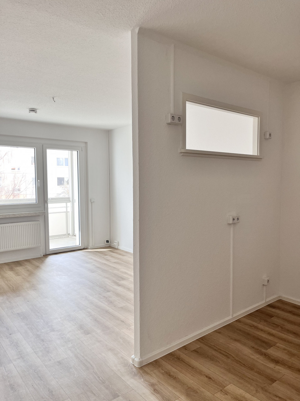 Wohnzimmer und Küche mit Oberlicht - ERSTBEZUG! frisch renovierte 4-Raum-Wohnung wartet auf Sie!