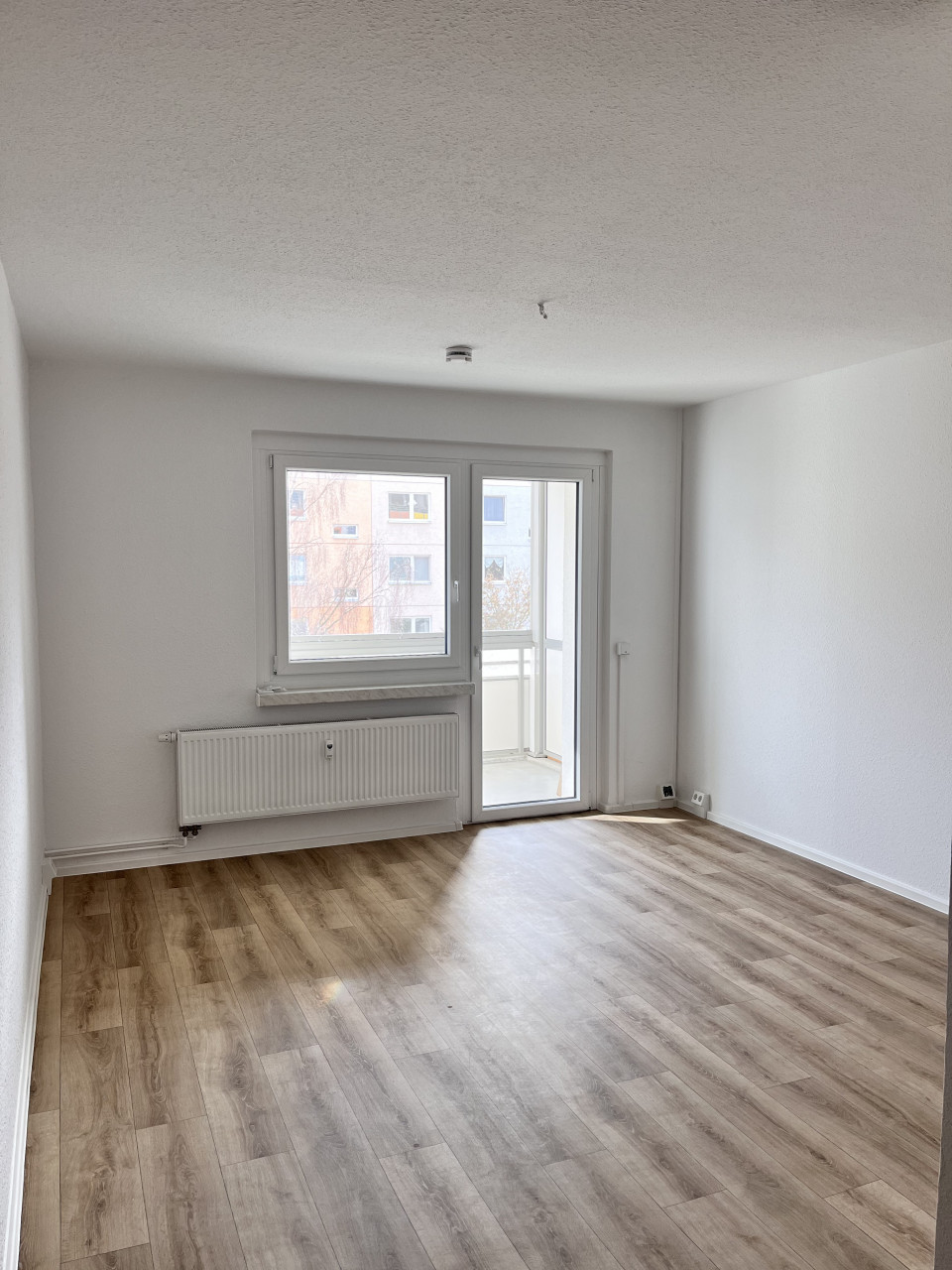 Wohnzimmer - ERSTBEZUG! frisch renovierte 4-Raum-Wohnung wartet auf Sie!
