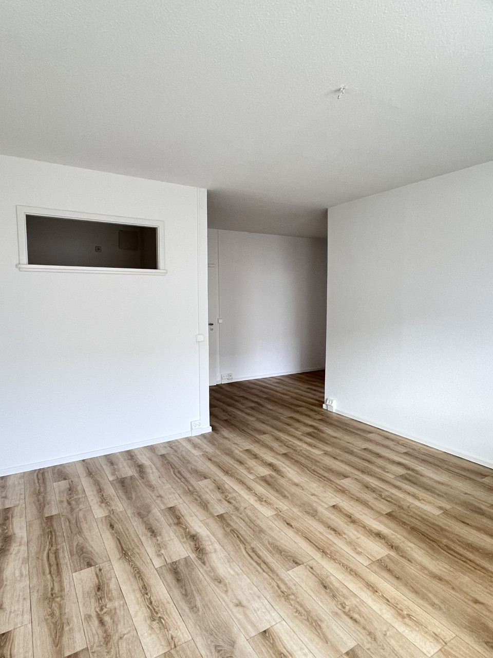 Blick vom Wohnzimmer zur Essnische - ERSTBEZUG! frisch renovierte 4-Raum-Wohnung wartet auf Sie!