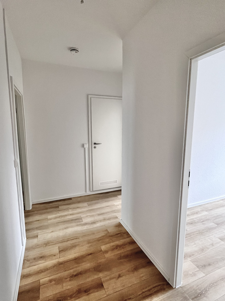 Flur - ERSTBEZUG! frisch renovierte 4-Raum-Wohnung wartet auf Sie!