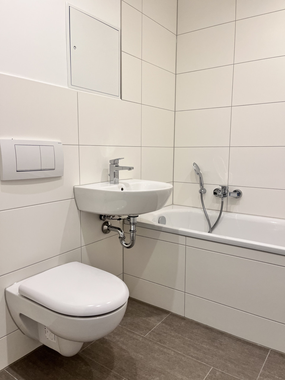 frisch renoviertes Badezimmer - ERSTBEZUG! frisch renovierte 4-Raum-Wohnung wartet auf Sie!