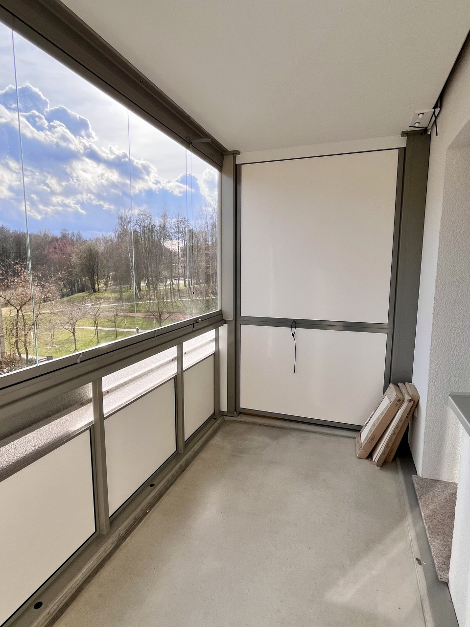 Balkon mit Blick auf den Harthwald - ERSTBEZUG! frisch renovierte 4-Raum-Wohnung wartet auf Sie!