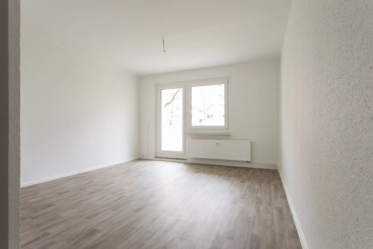 Wohnzimmer - Alles neu – schau mal rein! 3 Zimmer mit neuer, bodengleicher Dusche