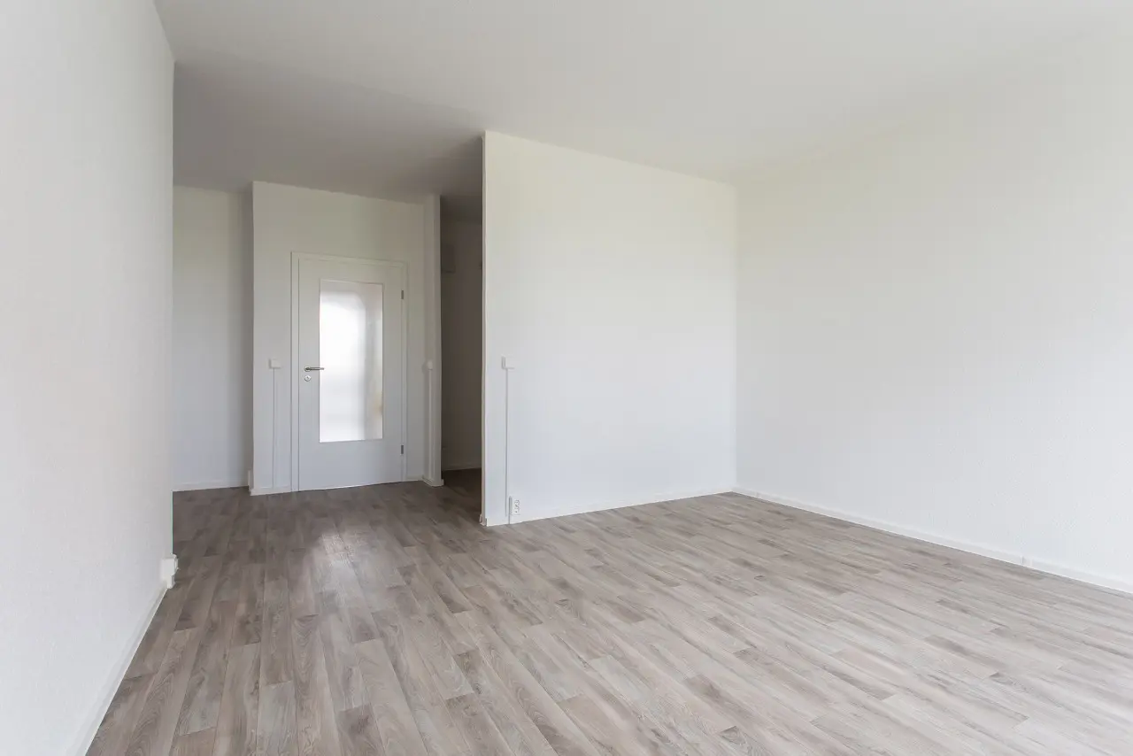 Wohnzimmer - Alles neu – schau mal rein! 3 Zimmer mit neuer, bodengleicher Dusche