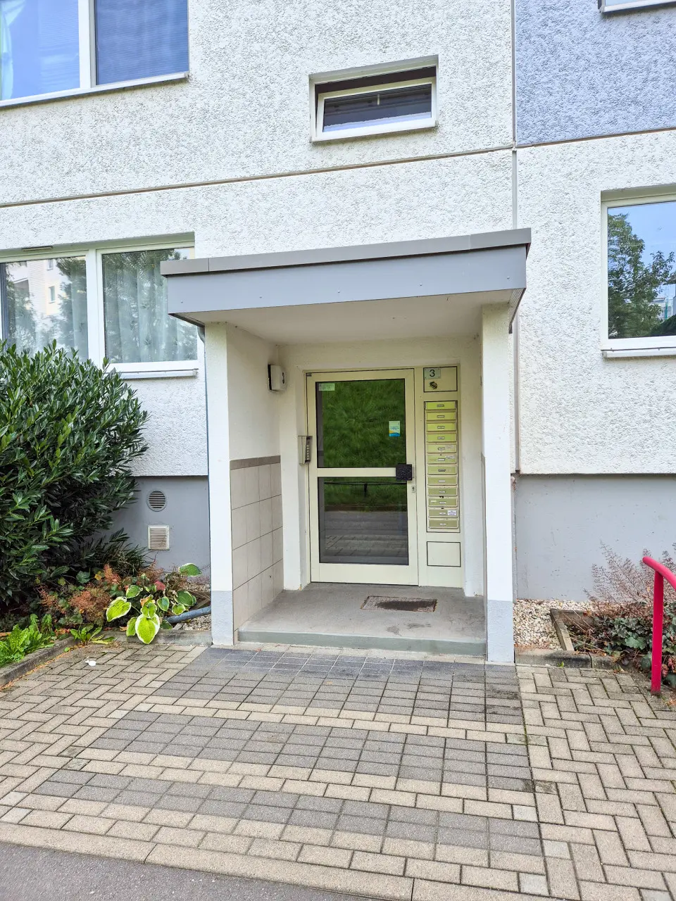 Hauseingang - 3 Zimmer mit Aussicht