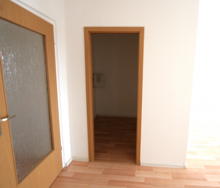 Blick zum Abstellraum - WOHNRAUM muss NICHT teuer SEIN – – – Küche mit Fenster – – – 2 Zimmer * Beste Aussichten