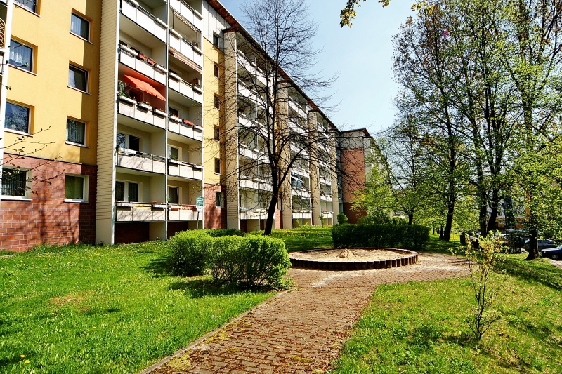 Hausansicht - WOHNRAUM muss NICHT teuer SEIN – – – Küche mit Fenster – – – 2 Zimmer * Beste Aussichten