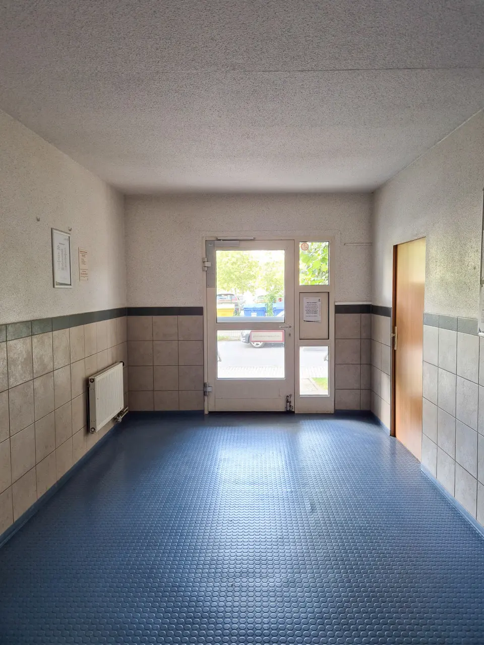 Hauseingang - Zwei große Balkone mit Nachmittagssonne und Fernblick