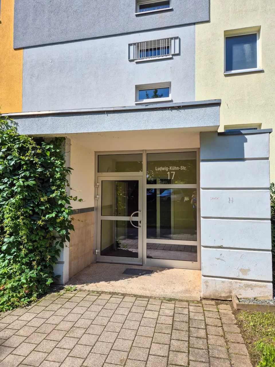 Hintereingang - Zwei große Balkone mit Nachmittagssonne und Fernblick