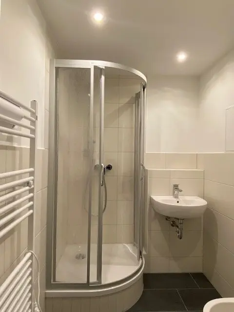 Bathroom in the comparison apartment—freshly renovated to your specifications