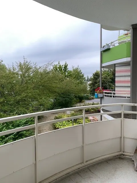 Comparison Apartment with Balcony - Freshly Renovated to Suit Your Preferences