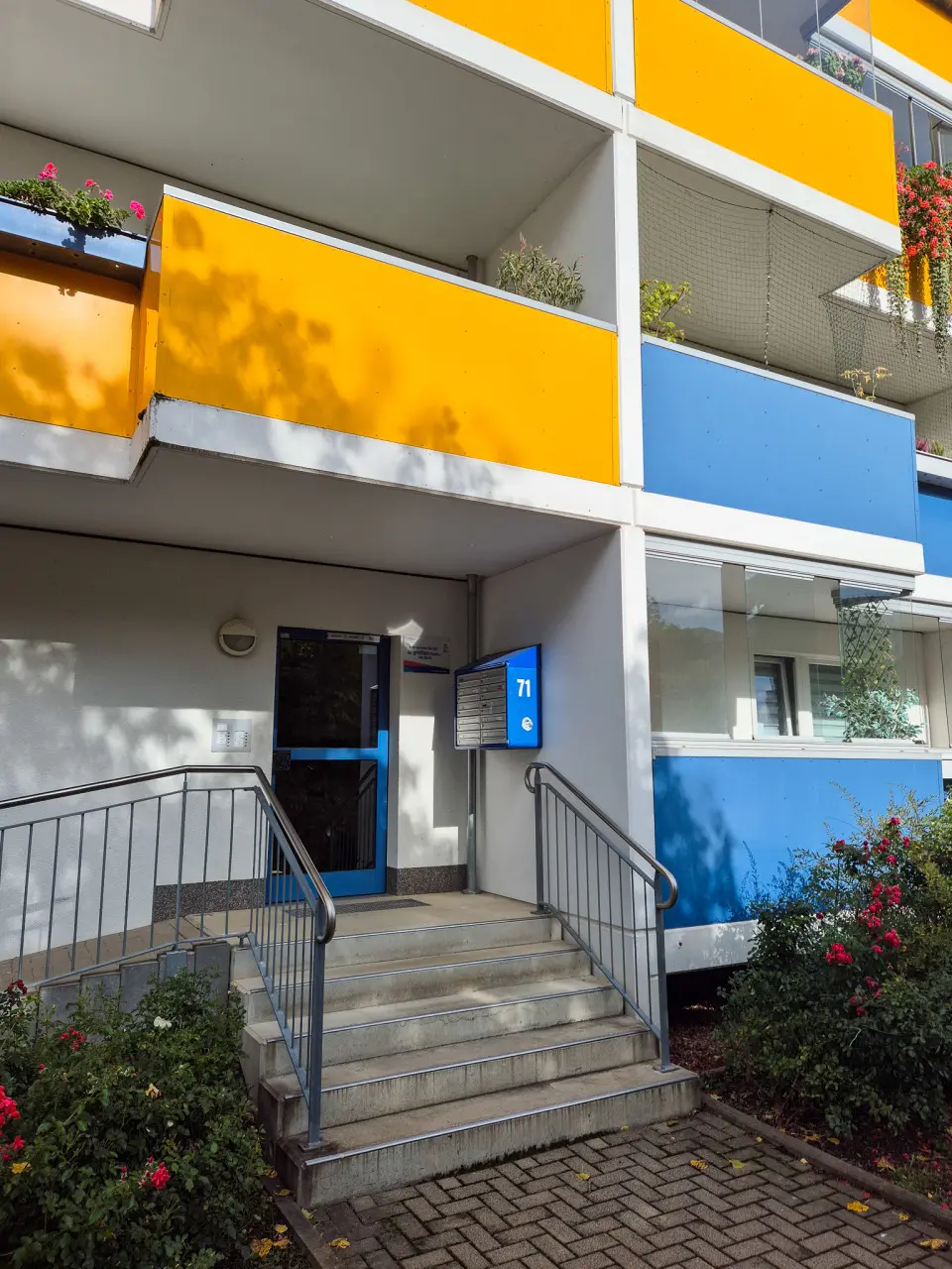 Hauseingang - Sonnige 2-Raum, schön gemütlich und mit XXL-Balkon