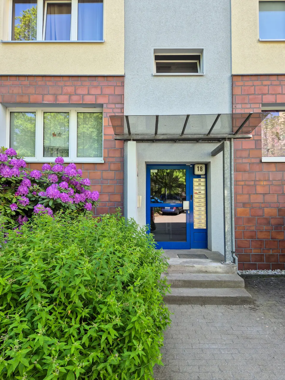 Hauseingang - ***Wohlfühlgarantie-3-Rum-Whg. mit Balkon und Küche mit Fenster!!**
