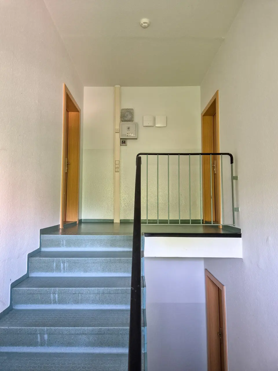 Treppenhaus - ***Wohlfühlgarantie-3-Rum-Whg. mit Balkon und Küche mit Fenster!!**