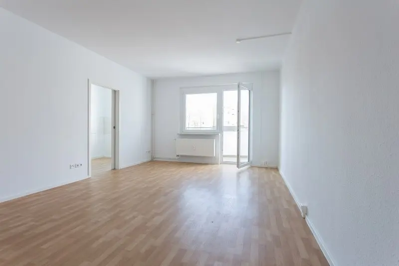 Wohnzimmer - 3-Raum-Wohnung mit Tageslicht-Küche und Balkon