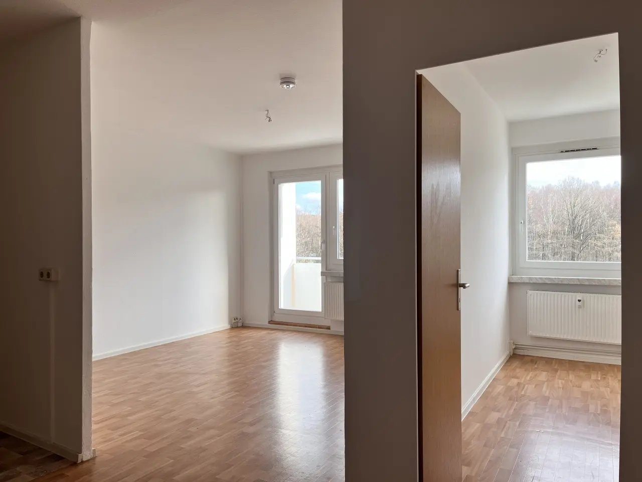 Blick ins Wohnzimmer und Kinderzimmer - DER GRÜNSTE AUSBLICK DER STADT!
