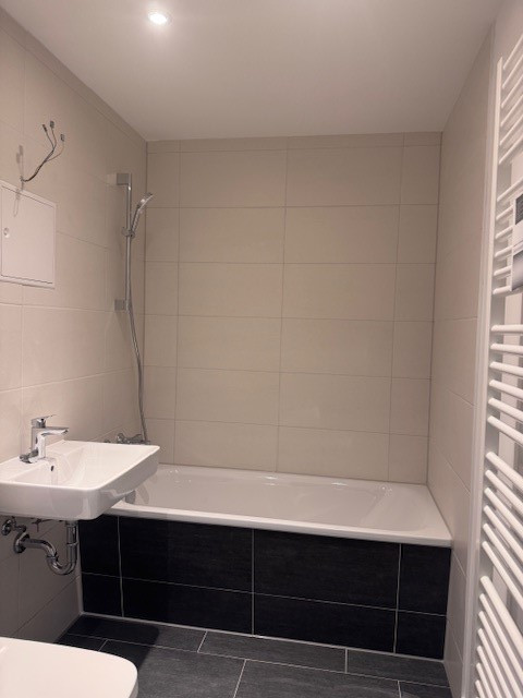Vergleichsbild Bad mit Wanne - Erstbezug nach Modernisierung* 2-Zimmer Wohnung mit Aufzug