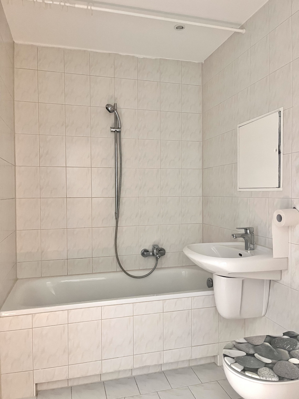 Bathroom - renovated 3-room apartment in beautiful Markersdorf-Süd