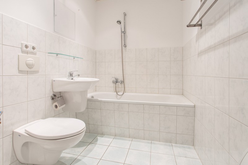 Bad mit Wanne - Die Möbel sind schon da! Praktische und günstige 1-Raum-Whg. in Hutholz