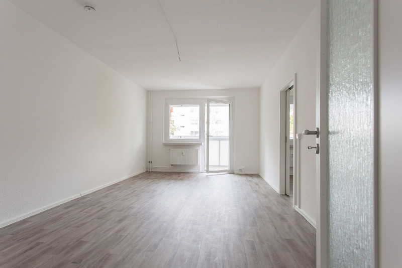 Wohnzimmer - ERSTBEZUG! renovierte 2-Raum-Wohnung wartet auf Sie!