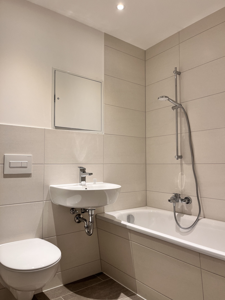 Badezimmer mit Wanne - ERSTBEZUG! renovierte 2-Raum-Wohnung wartet auf Sie!