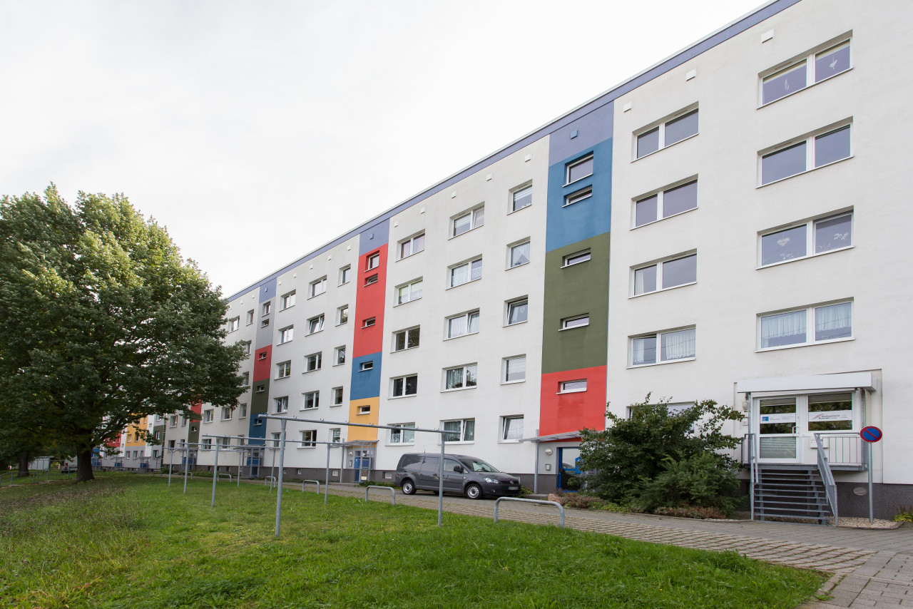 Hausansicht - ERSTBEZUG! renovierte 2-Raum-Wohnung wartet auf Sie!