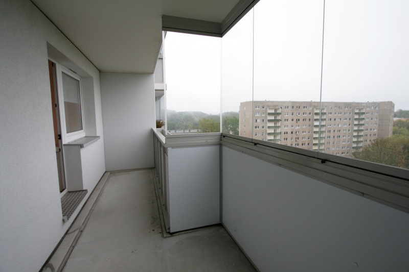 Balkon mit Verglasung - Die Möbel sind schon da!