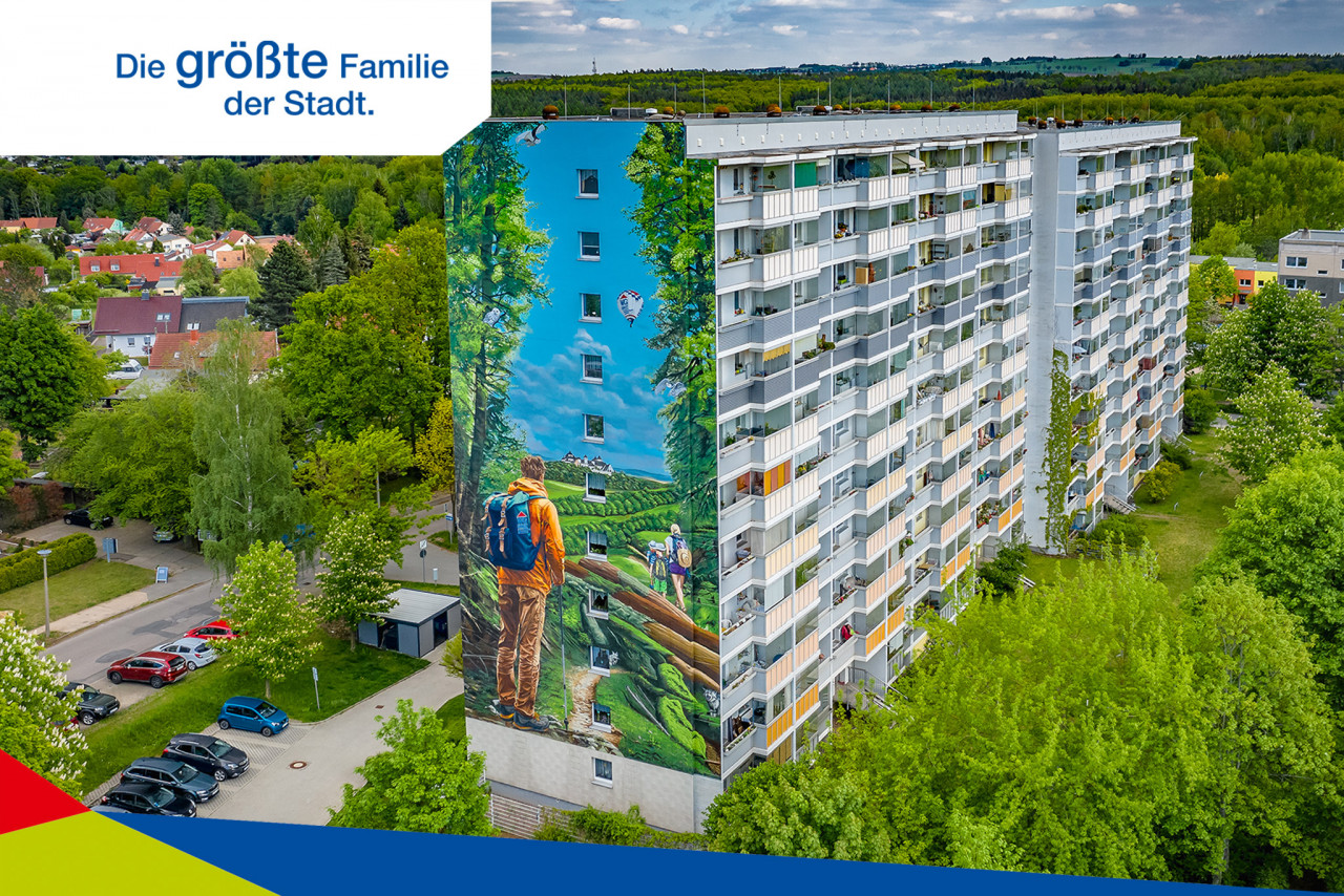 ansprechende Fassadenbemalung - Perfekte 1-Raum-Wohnung mit ebenerdiger Dusche und verglastem XXL-Balkon