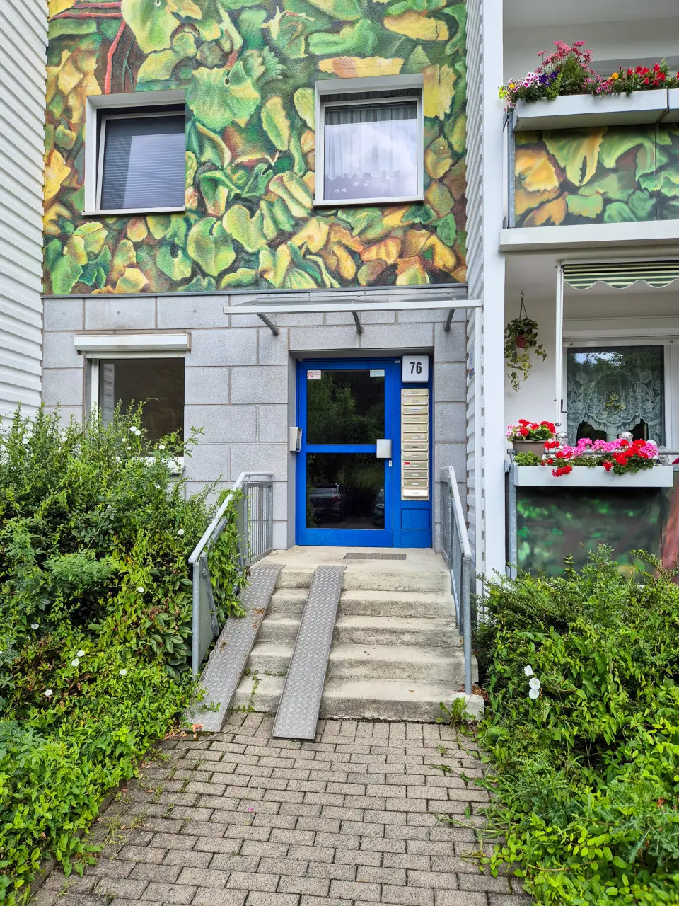 Building Entrance - Comfortable Living in a Prime Location