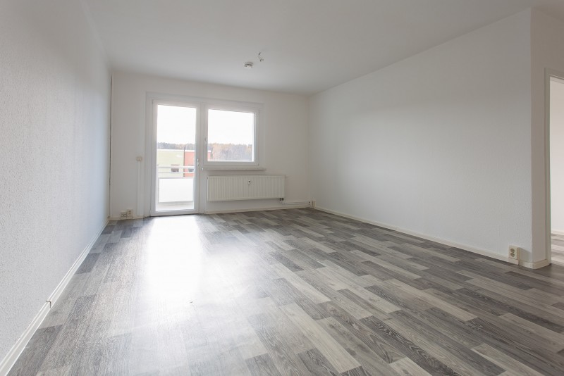 Wohnzimmer - Familienfreundliche 4-Raum-Wohnung mit 2 Bädern und viel Abstellfläche