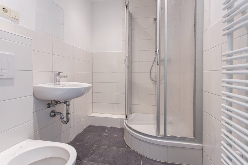 rechtes Bad mit Dusche - Familienfreundliche 4-Raum-Wohnung mit 2 Bädern und viel Abstellfläche