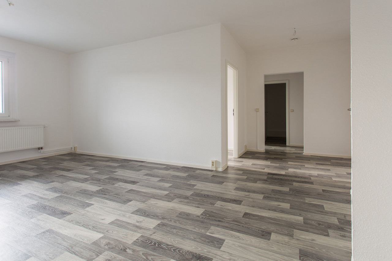 Wohnzimmer mit Blick aufs Kinderzimmer - Familienfreundliche 4-Raum-Wohnung mit 2 Bädern und viel Abstellfläche