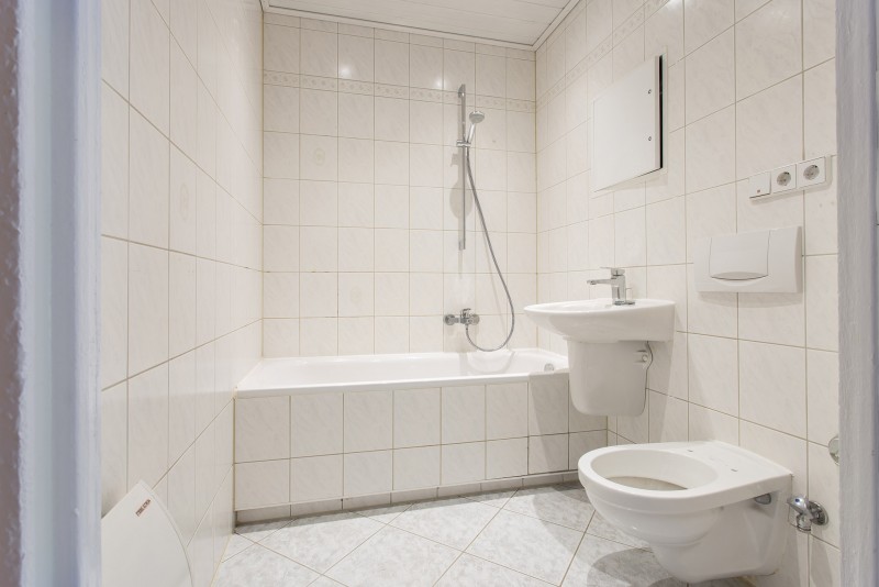 Bad mit Wanne - Die schönste Fassade der Stadt! Reinschauen und tolle 3-Raumwhg. entdecken!