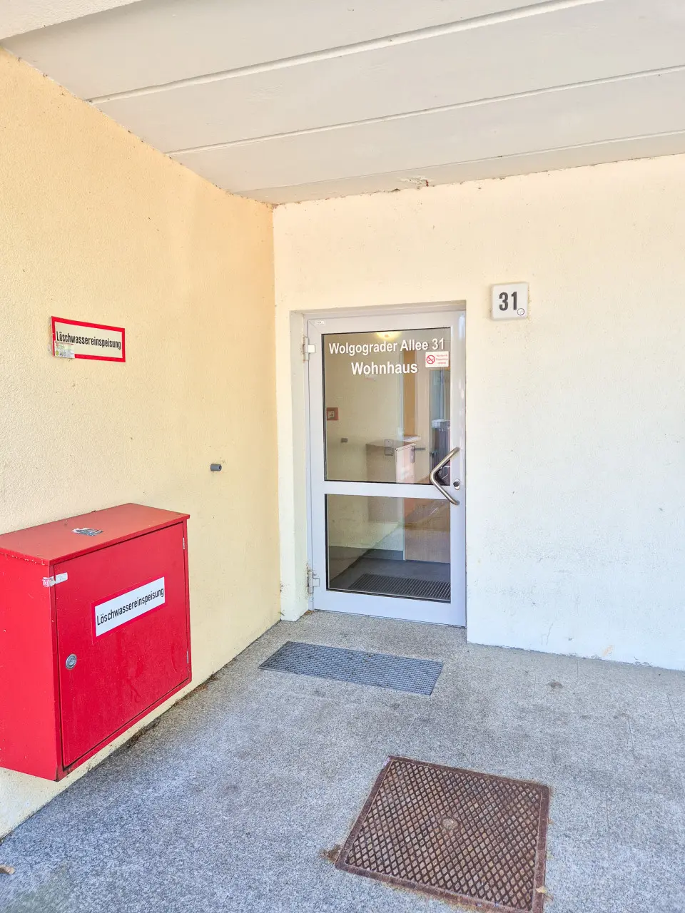 Hintereingang zum Treppenhaus - **Günstige 4-Raum-Wohnung mit viel Platz zum Wohlfühlen in Markersdorf!**