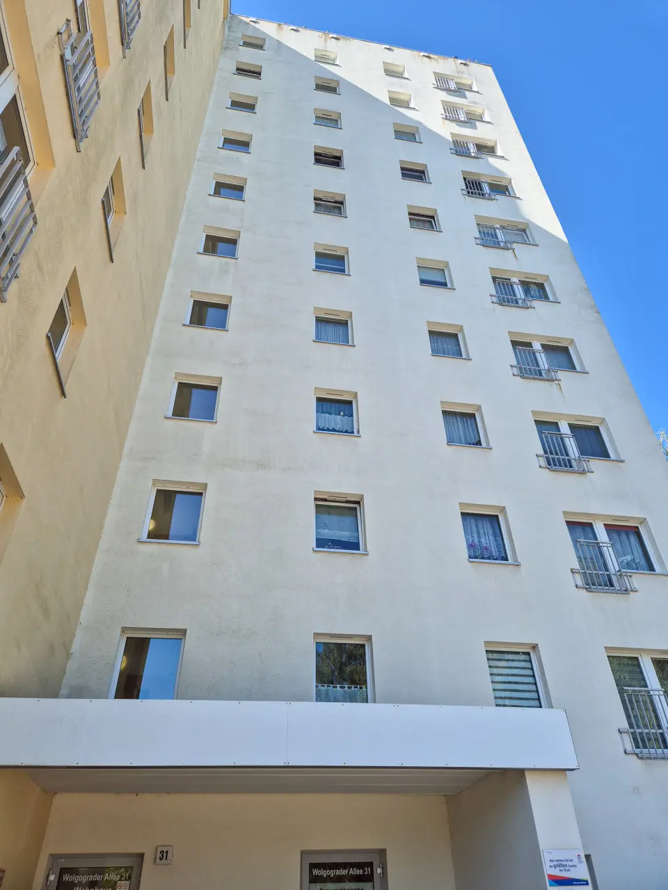 Außenansicht (WHG ist die vorletzte Fensterreihe) - **Günstige 4-Raum-Wohnung mit viel Platz zum Wohlfühlen in Markersdorf!**