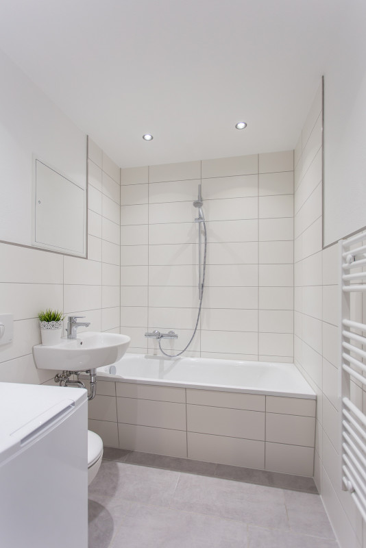 Beispielbild Badezimmer mit Wanne - Großzügige Etagenwohnung in Hutholz