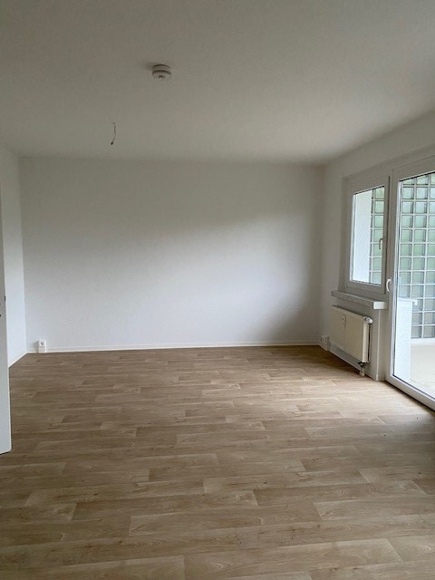 Wohnzimmer - Alles neu -schau mal rein! Perfekte 2-Raumwhg. mit brandneuem Badezimmer!