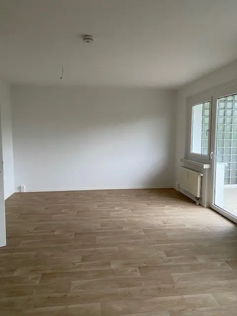 Wohnzimmer - Alles neu -schau mal rein! Perfekte 2-Raumwhg. mit brandneuem Badezimmer!